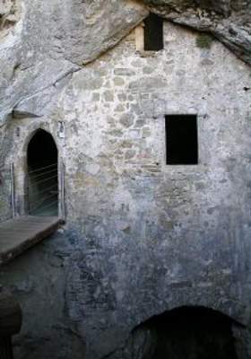 Acceso a las cuevas desde el interior del castillo Predjama