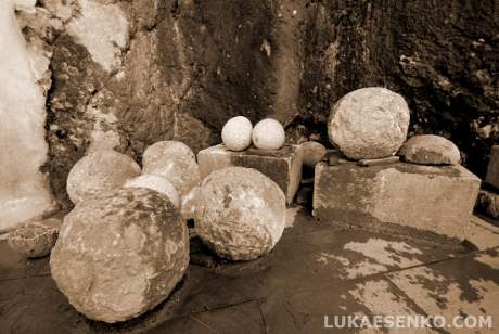 Bolas de piedra que aún se encuentran en el castillo Predjama foto de luka esenko