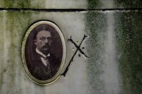 lápida de un hombre en la cripta de Namur Bélgica