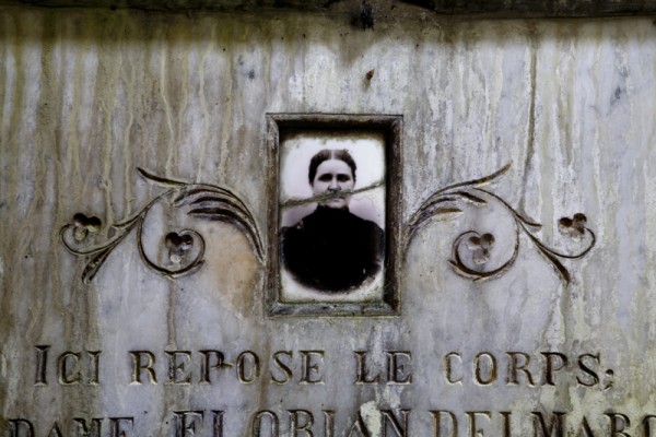 lápida de una mujer en la cripta de Namur Bélgica