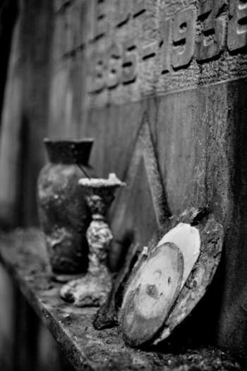 Antiguos objetos que adornan las lápidas de la cripta de Namur Bélgica