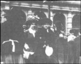 La hermana y la madre de Harry llegando al juzgado. Las acompañaban la condesa de Yarmouth y otras damas de la alta sociedad