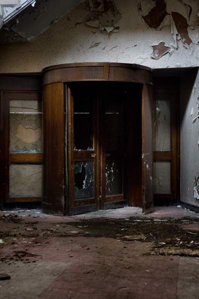puerta giratoria del asilo abandonado denbigh