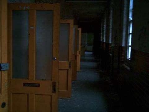 pasillo y puertas del asilo abandonado denbigh