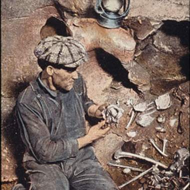 Floyd Collins examina restos fósiles en Crystal Cave