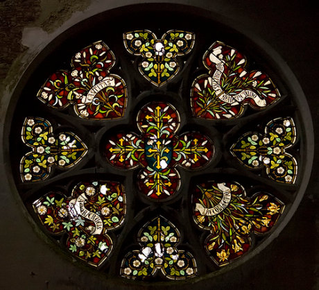 vidrieras intactas de la capilla del castillo abandonado de Mesen