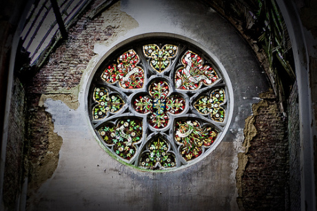 vidrieras intactas de la capilla del castillo abandonado de Mesen 2