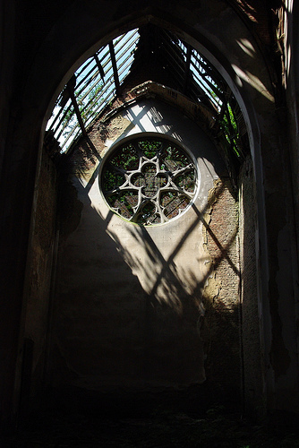 vidrieras intactas de la capilla del castillo abandonado de Mesen 3