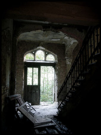 puertas del castillo abandonado de Mesen