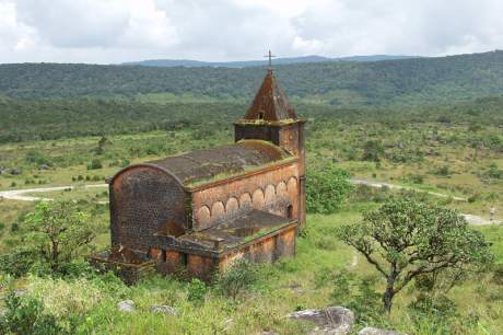 vista trasera de la iglesia en la ciudad fantasma de camboya