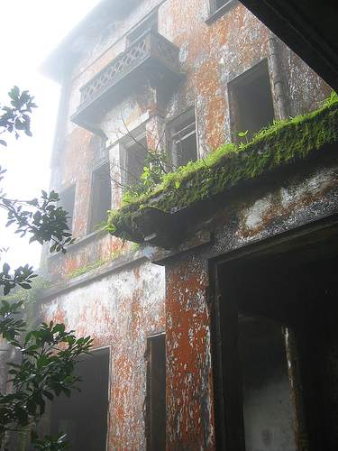 estado de la fachada del hotel en la ciudad fantasma de camboya