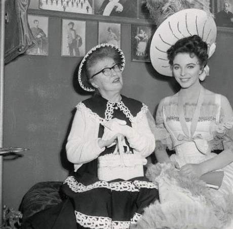 Evelyn posa junto a la actriz Joan Collins, que la interpretó en el film La muchacha del trapecio rojo (1955) sobre el asesinato de Stanford White
