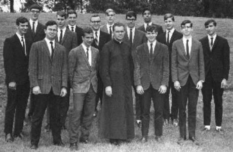 Jóvenes de la Escuela salesiana, con un sacerdote, en 1968