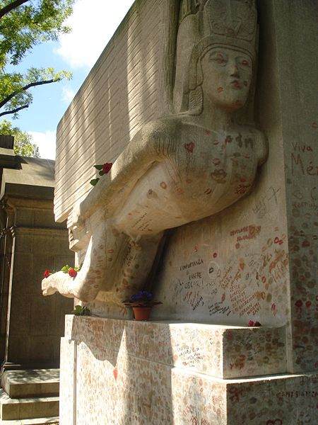 Tumba de Oscar Wilde en el cementerio de Pere-Lachaise, París.