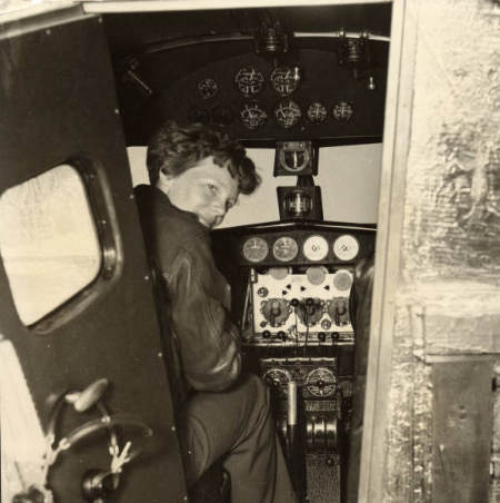 Amelia en el Electra, el avión que pilotaba cuando desapareció en el Pacífico