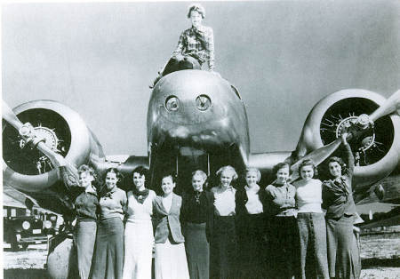 Amelia con algunas alumnas en el Electra. 1936