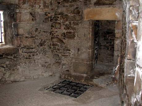 En la mazmorra de Blackness Castle, la rejilla de hierro del suelo (imagen superior) se utilizaba para introducir al prisionero