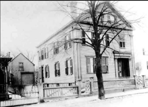 Casa de la familia Borden, con el granero al fondo, en 92 Second Street.
