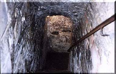 Escaleras que conducen al oscuro calabozo de Skipton Castle