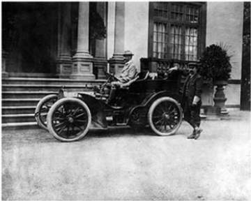  John Jacob Astor IV en su automóvil