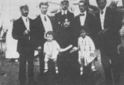Marcelle y sus hijos con miembros de la tripulación del Oceanic