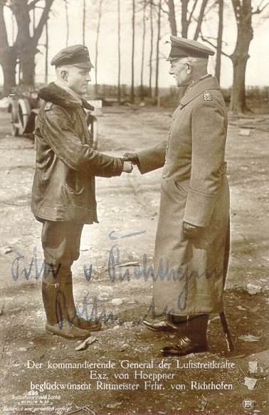 El barón rojo recibiendo felicitaciones del general de la fuerza aérea alemana